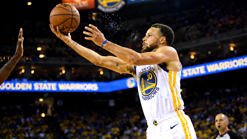 金州勇士队球星斯蒂芬·库里在NBA比赛中投三分球