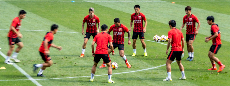 上海上港足球俱乐部球员在训练中练习战术配合